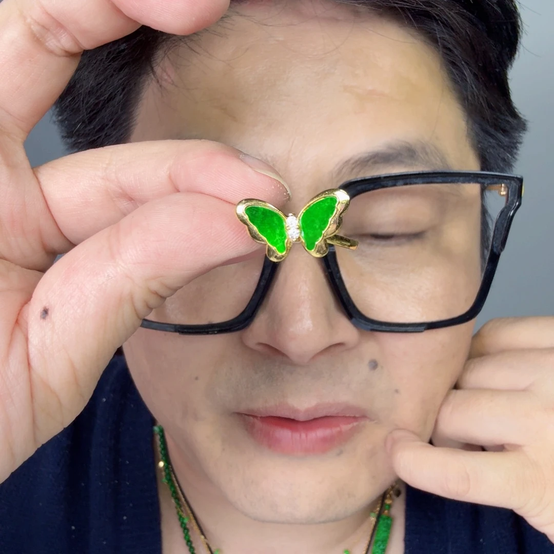 翡翠未镶嵌颈饰一件