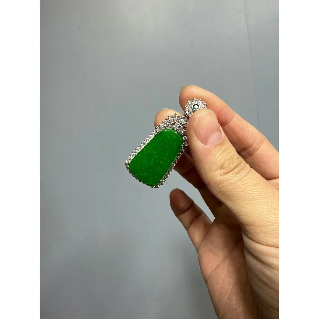 翡翠满钻s925太阳花无事牌吊坠