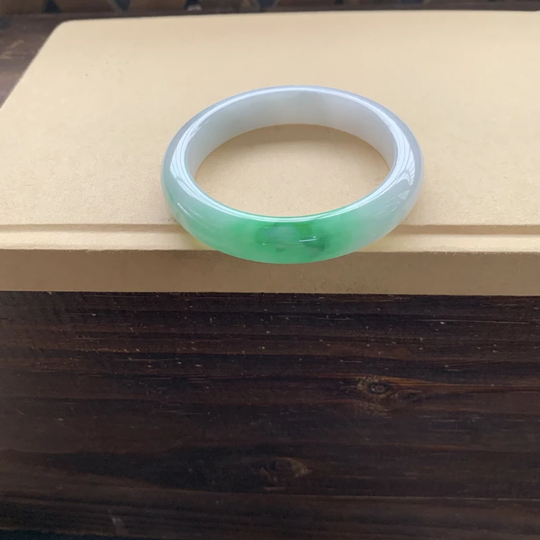 ，冰润清爽辣阳绿手镯，32800圈口56.7-12.2-8.7，天然翡翠缅A小纹