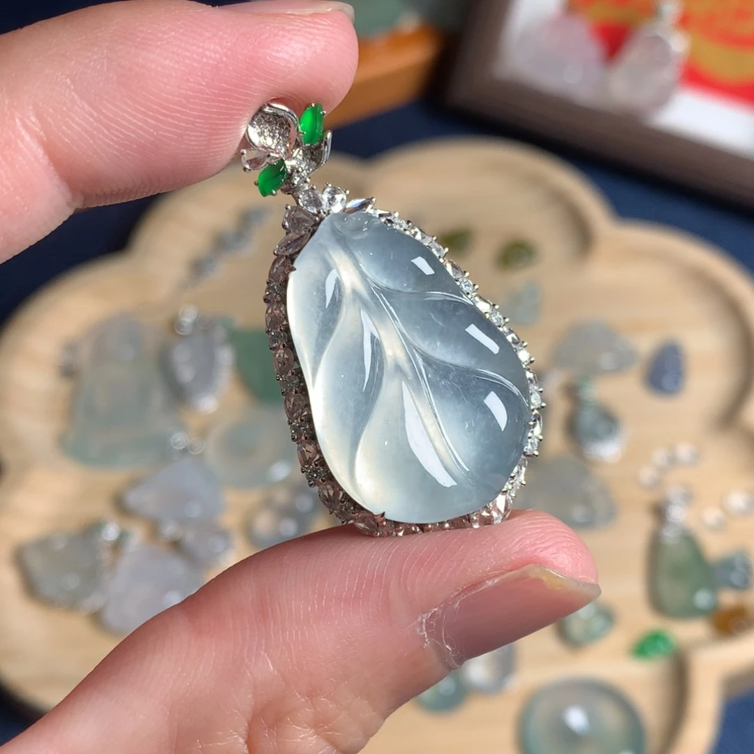 日***À翡翠18K金镶嵌颈饰叶子