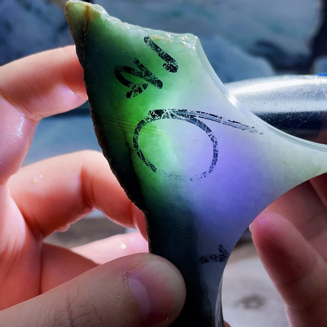 翡翠未镶嵌颈饰毛料7