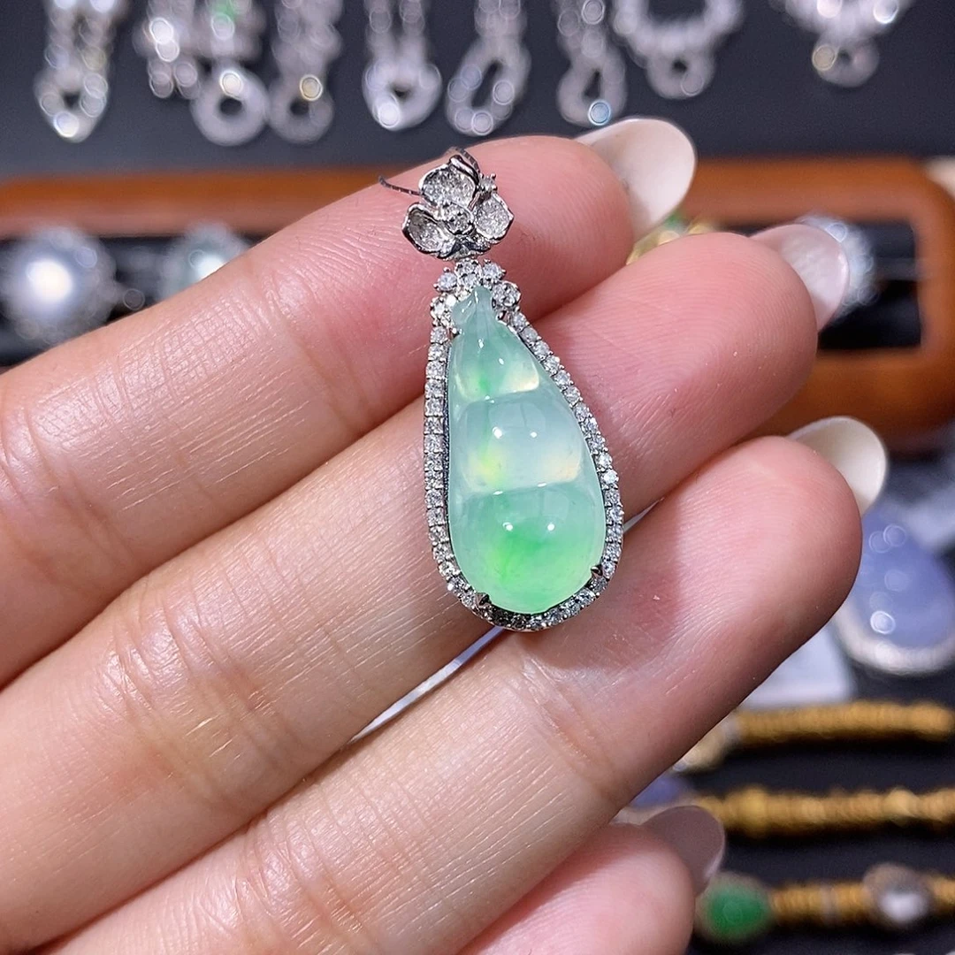 翡翠18K金镶嵌颈饰吊坠