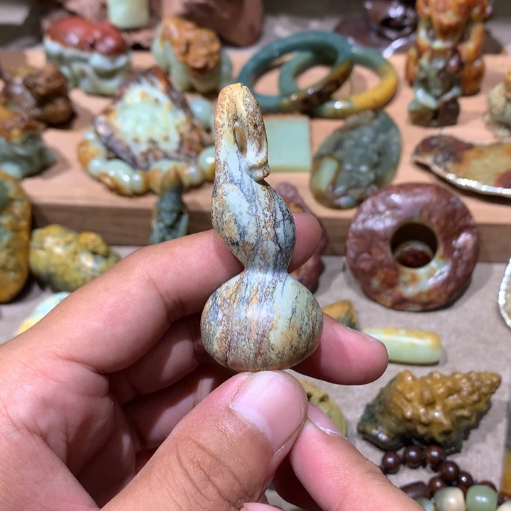 未镶嵌岫岩河磨玉（透闪石质玉）挂件