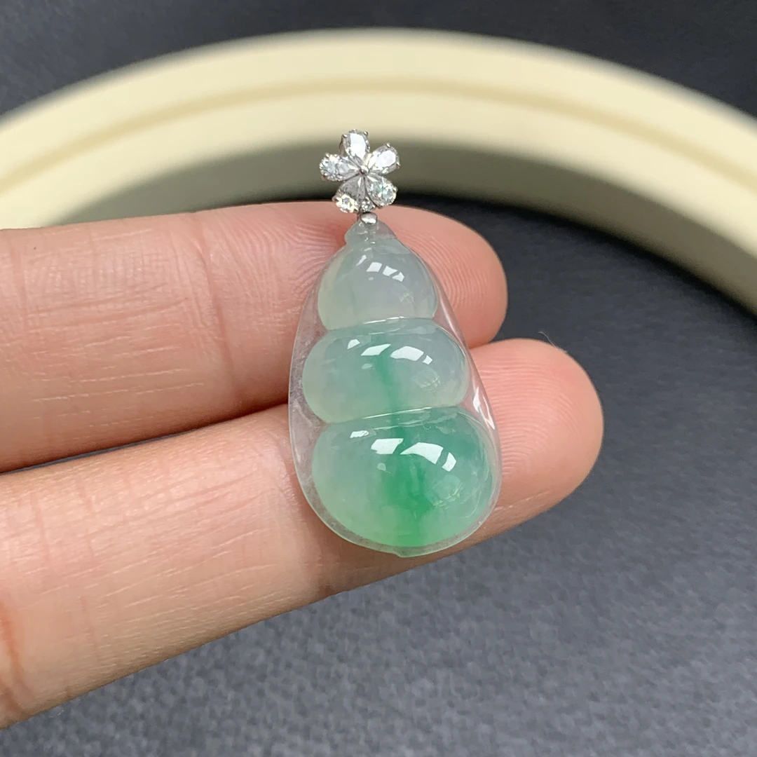 缅甸翡翠A货 18k金冰绿飘阳绿福豆吊坠 尺寸23.6*14.6*5.4