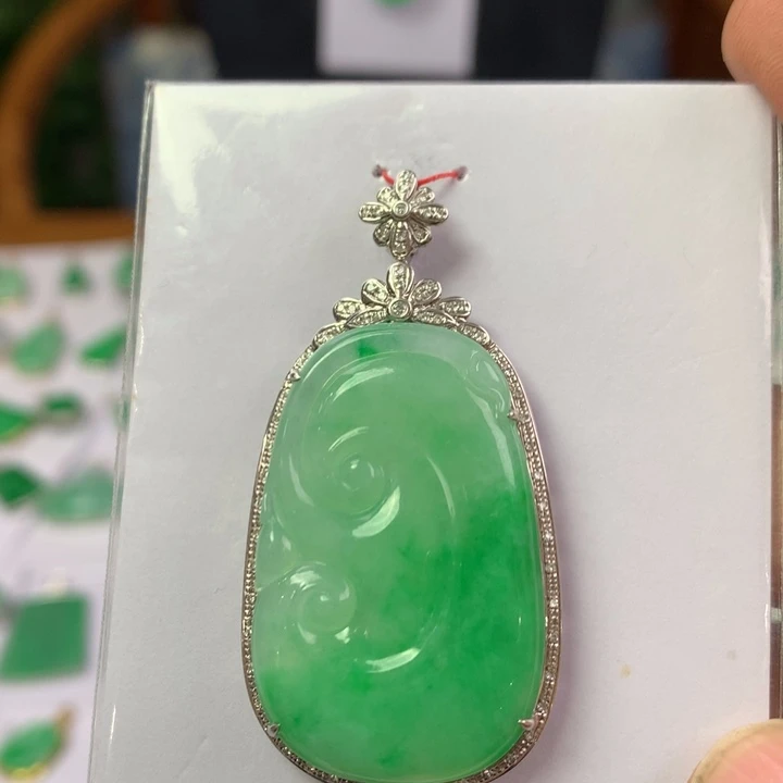 翡翠18K金镶嵌颈饰