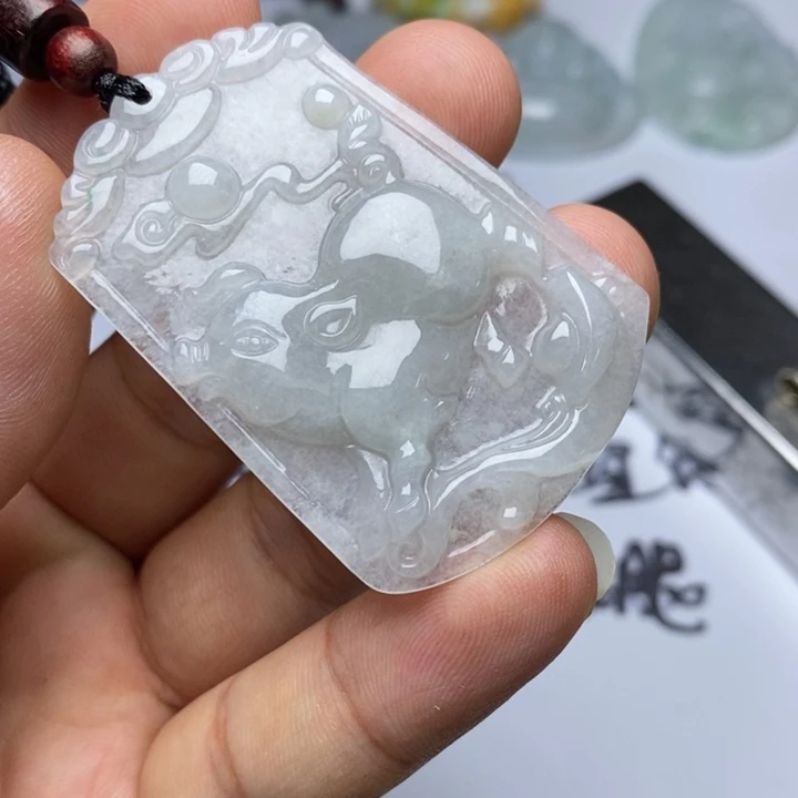 颈饰未镶嵌翡翠大****?翡翠