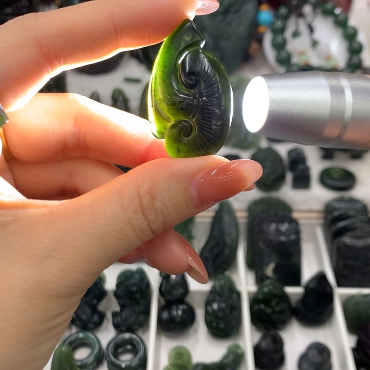 蛇纹石玉未镶嵌颈饰