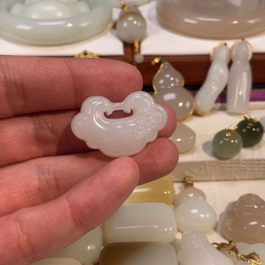 N****和田玉未镶嵌颈饰