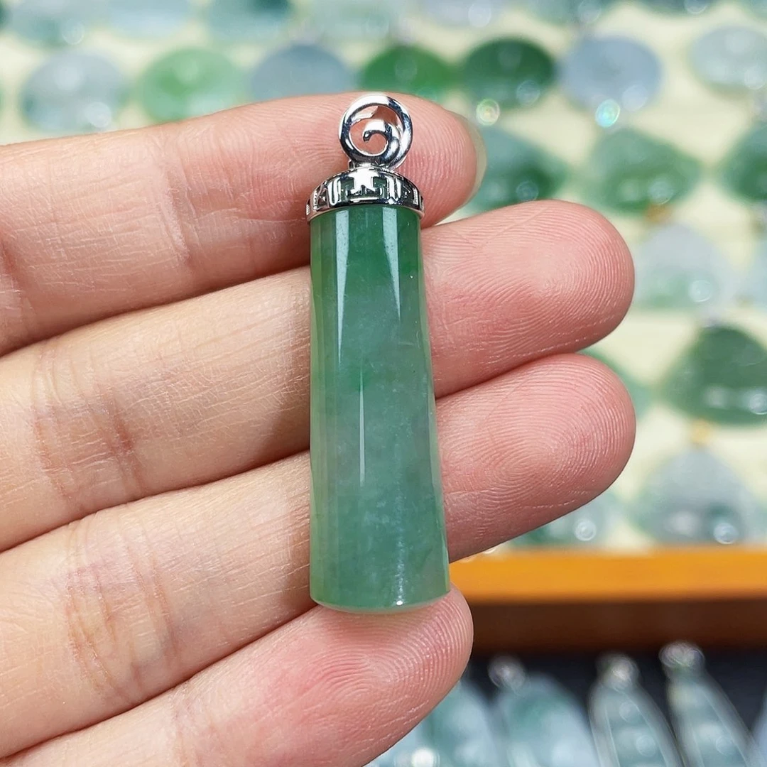 翡翠颈饰18K金镶嵌吊坠