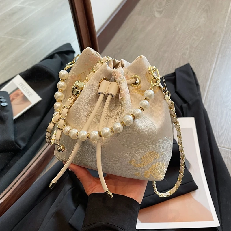 新中式国风刺绣包包女2025新款潮高级感链条斜挎包珍珠手提水桶包