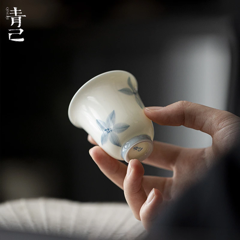 青己 手绘薄胎青花茶杯 功夫茶具文人器品茗杯 五瓣花釉下彩单杯