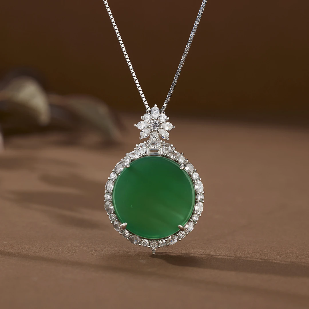 宋雅天然玉髓通体S925银圆形无事牌吊坠豪镶新中式时尚精美珠宝