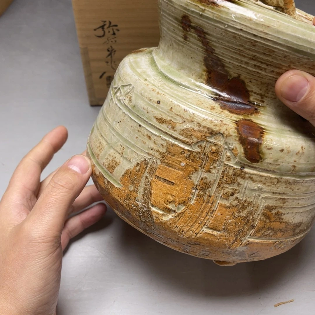 瓷片密密麻麻地排列着