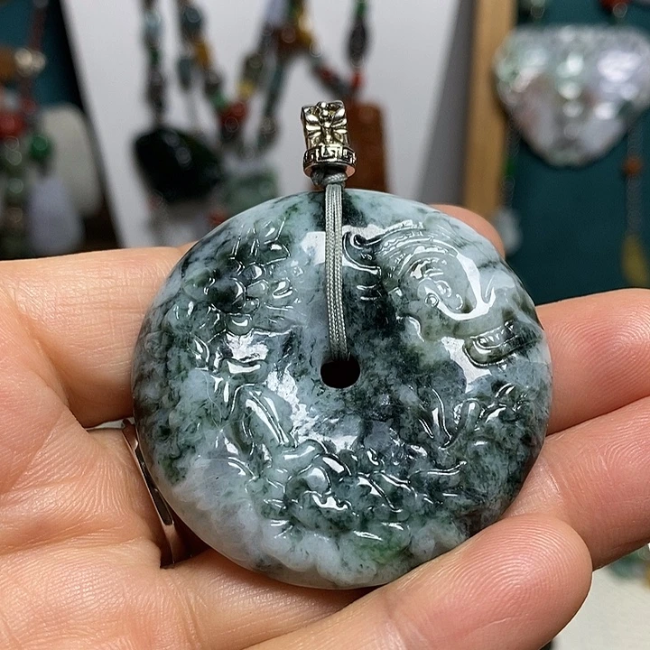 翡翠未镶嵌吊坠(赠链)