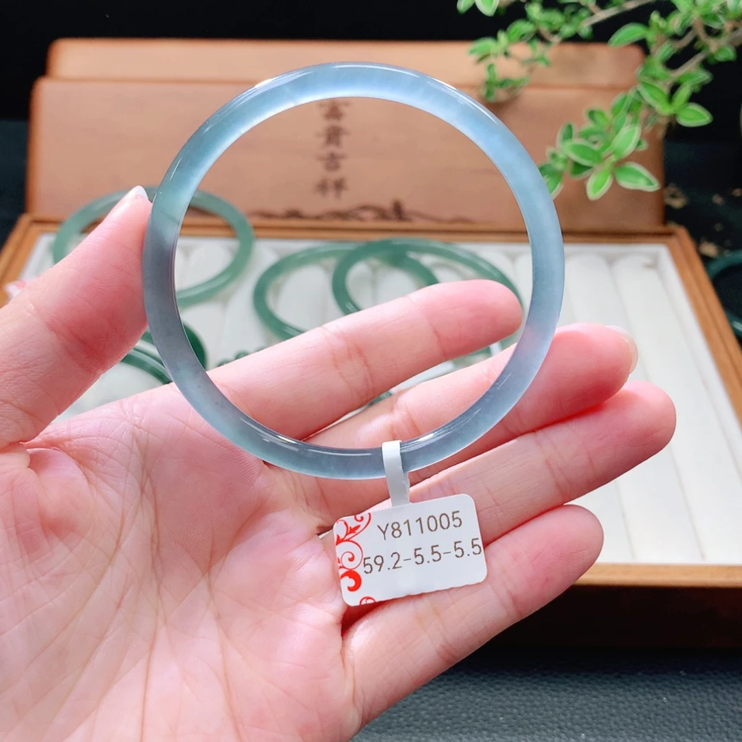 一***艺翡翠未镶嵌手镯（圆镯）