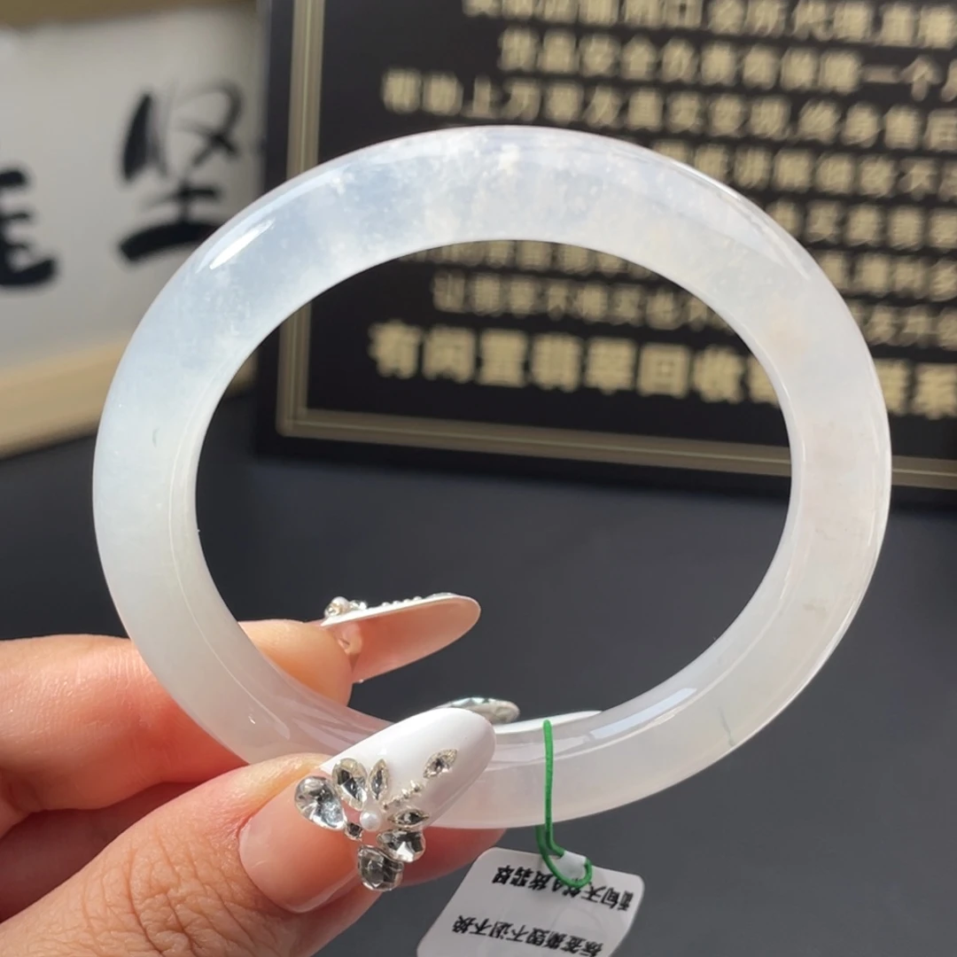 翡翠未镶嵌手镯白冰起光圆条手镯