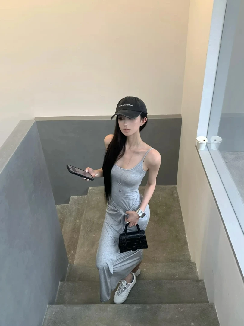 设计感扭结吊带针织连衣裙女2025春季新款气质修身显瘦弹力长裙女