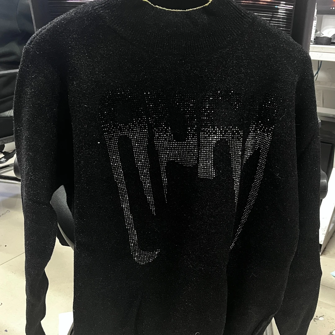 HY0435【品牌撤柜 轻奢定制】时尚黑色圆领亮晶晶潮流字母毛衣