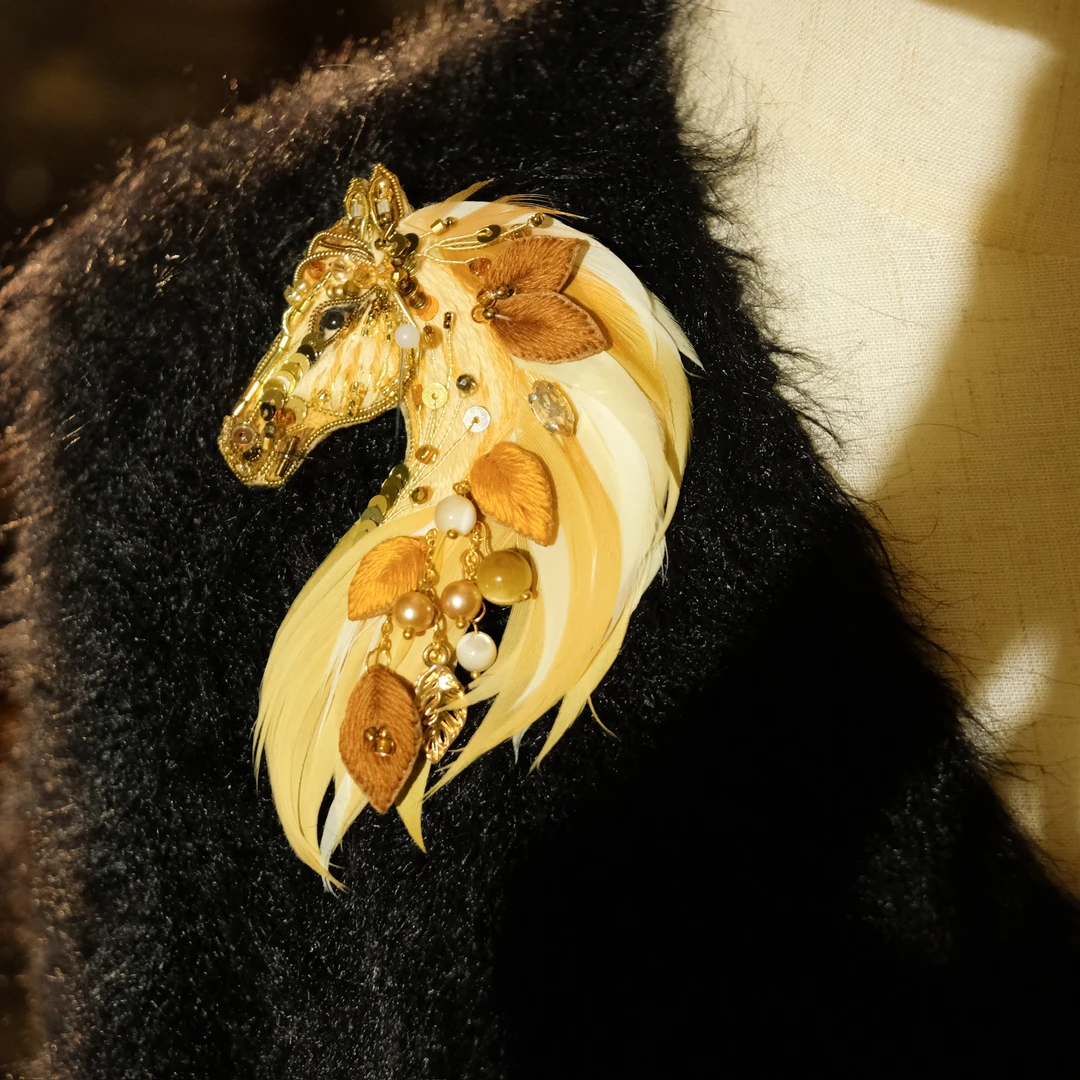 合金仿水晶胸针 俄罗斯法绣艺术家作品 马胸针 不退换