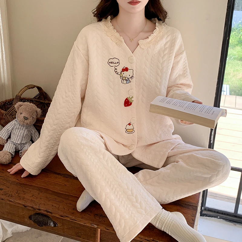 【PIC】秋冬空气棉夹层睡衣女蕾丝领Kitty猫卡通刺绣大码家居服套装