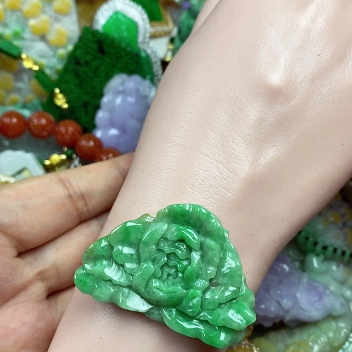 翡翠未镶嵌吊坠(赠链)