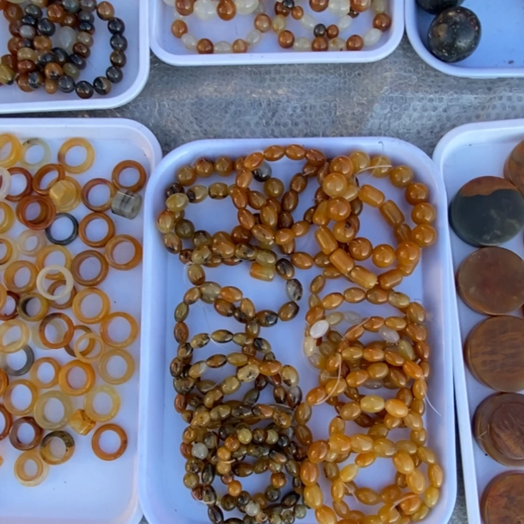 石英质玉（黄龙玉）合金颈饰
