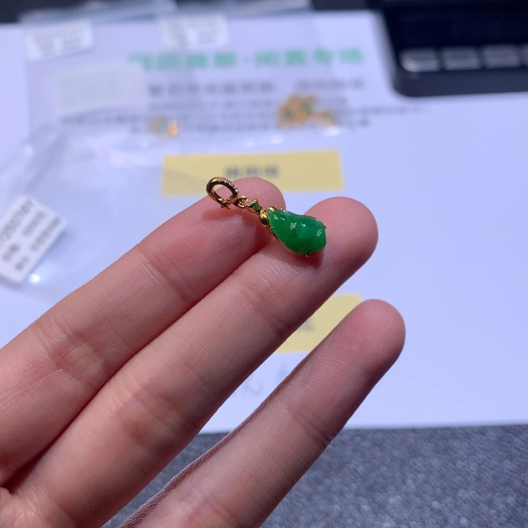 翡翠18K金镶嵌挂件翡翠裸石