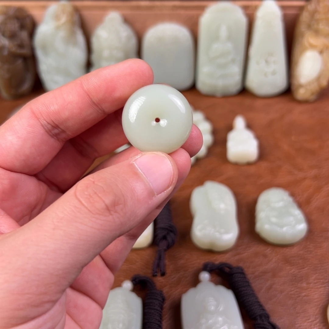 孙***宇和田玉（青白玉）未镶嵌颈饰