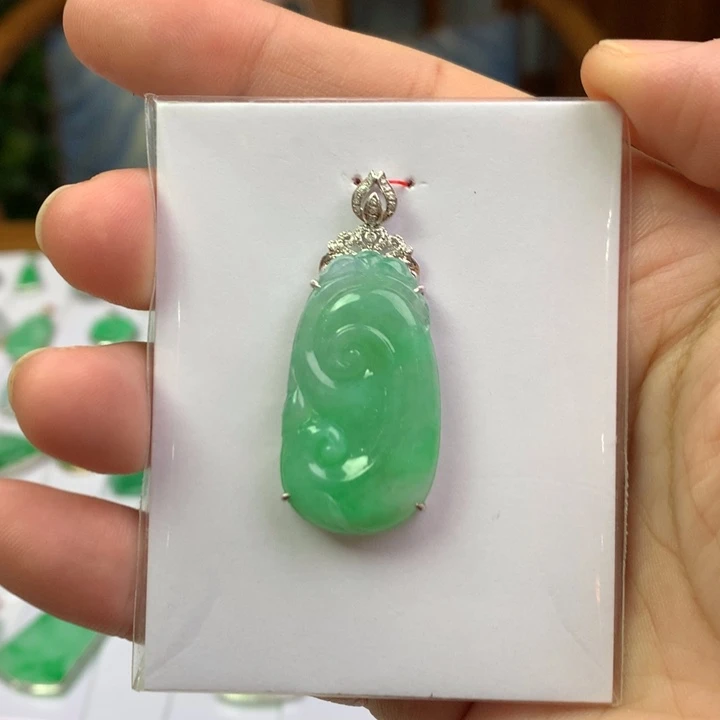 翡翠18K金镶嵌颈饰翡翠吊坠