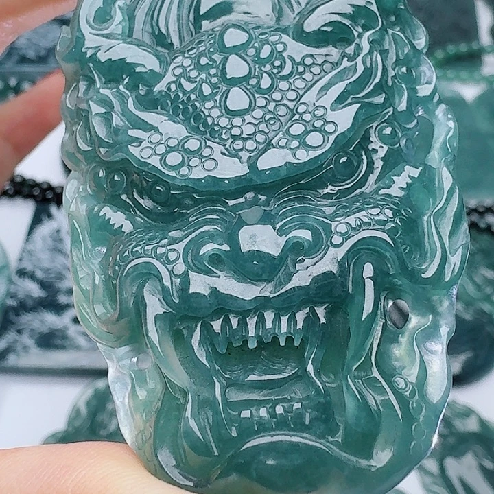 翡翠未镶嵌颈饰多样性发其一