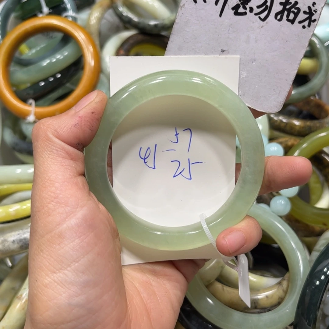 蛇纹石玉手镯未镶嵌诗*