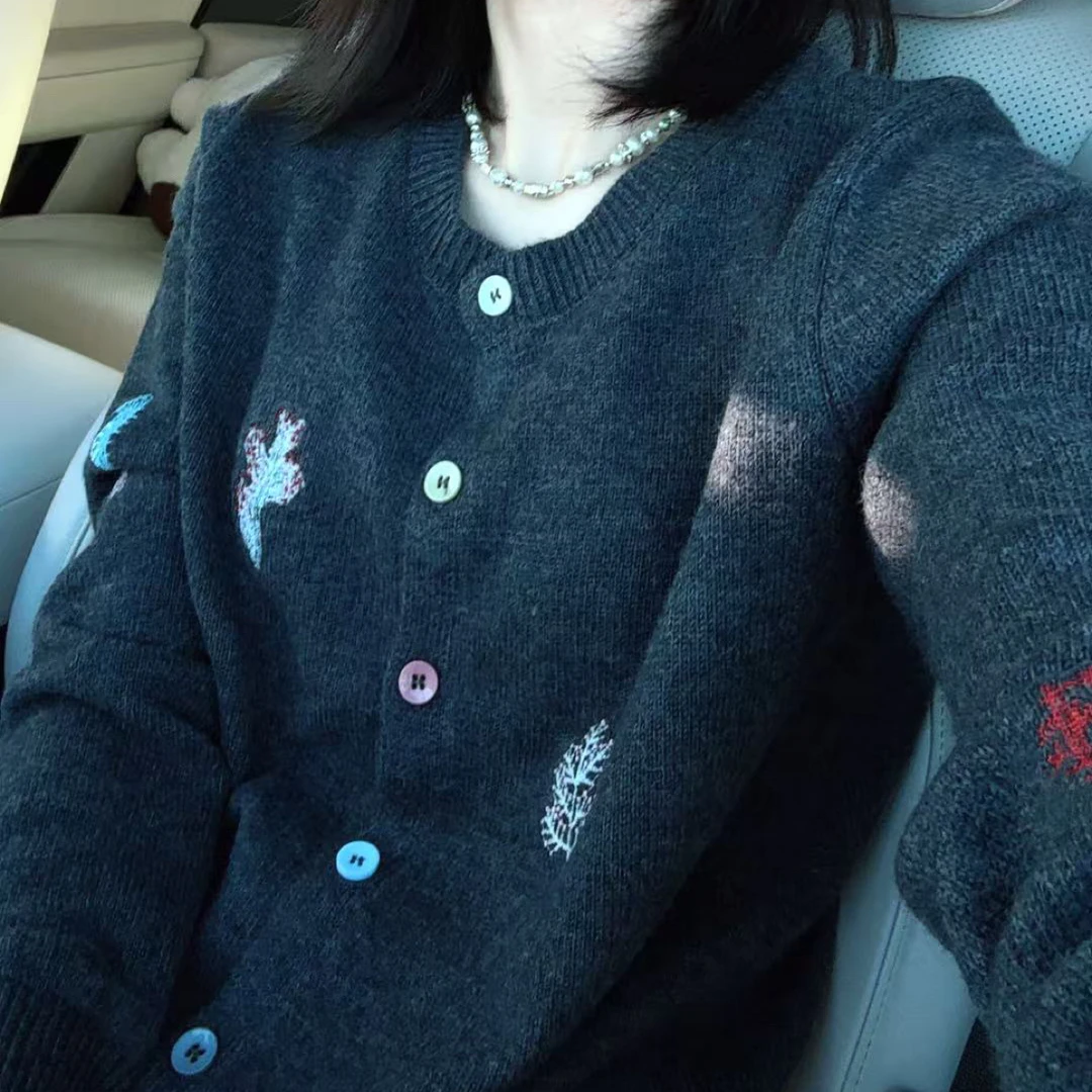 杨老板定制款秋冬植物刺绣圆领纽扣毛衣