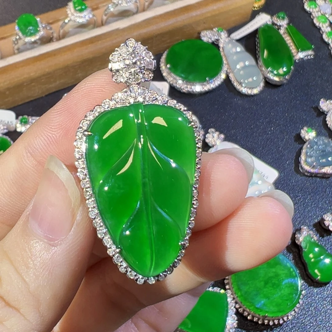 翡翠18K金镶嵌颈饰