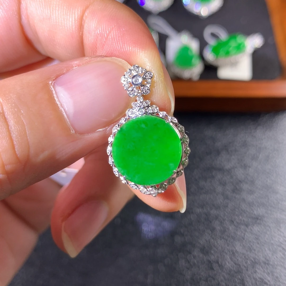 翡翠18K金镶嵌颈饰翡翠