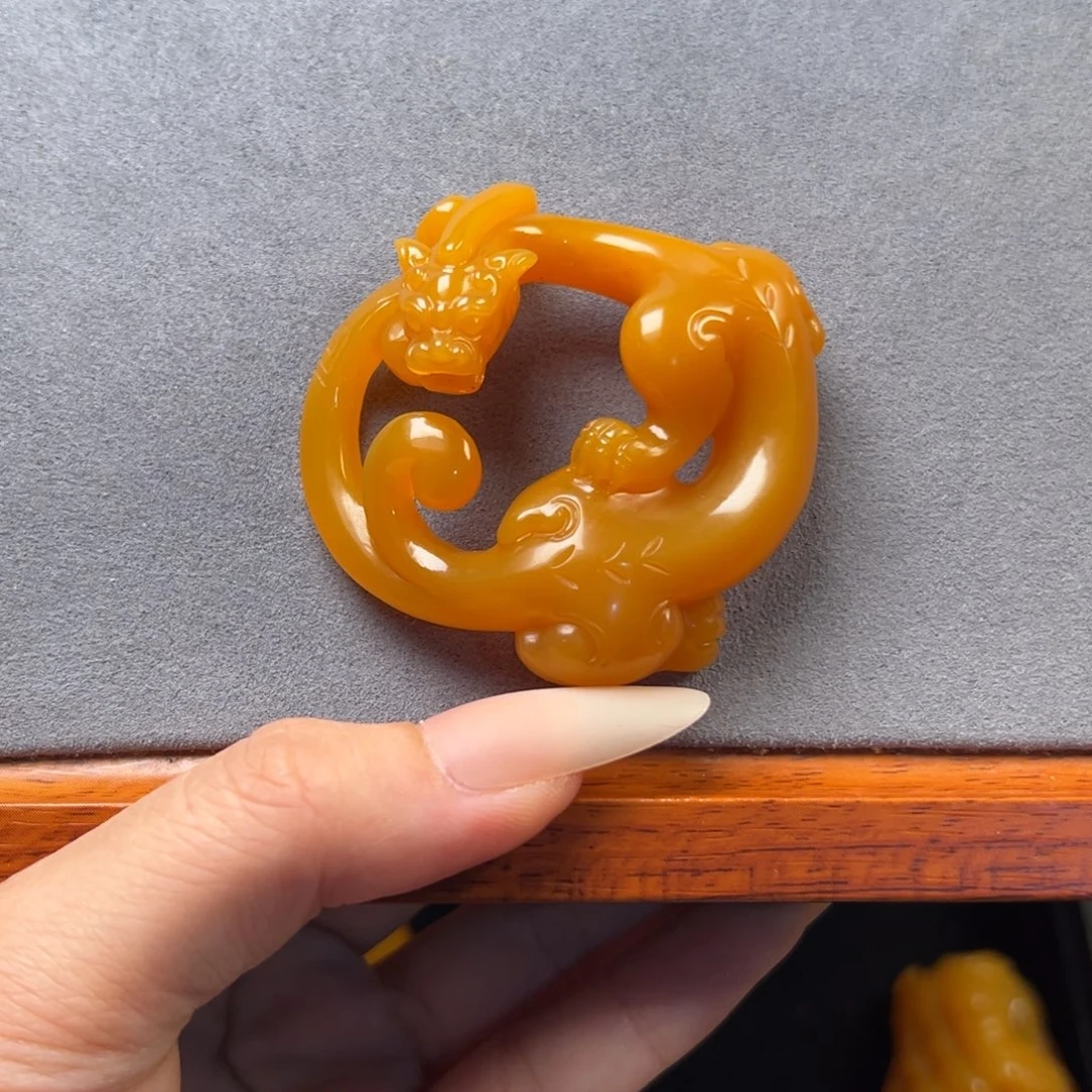 曾****石英质玉（缅黄）未镶嵌吊坠