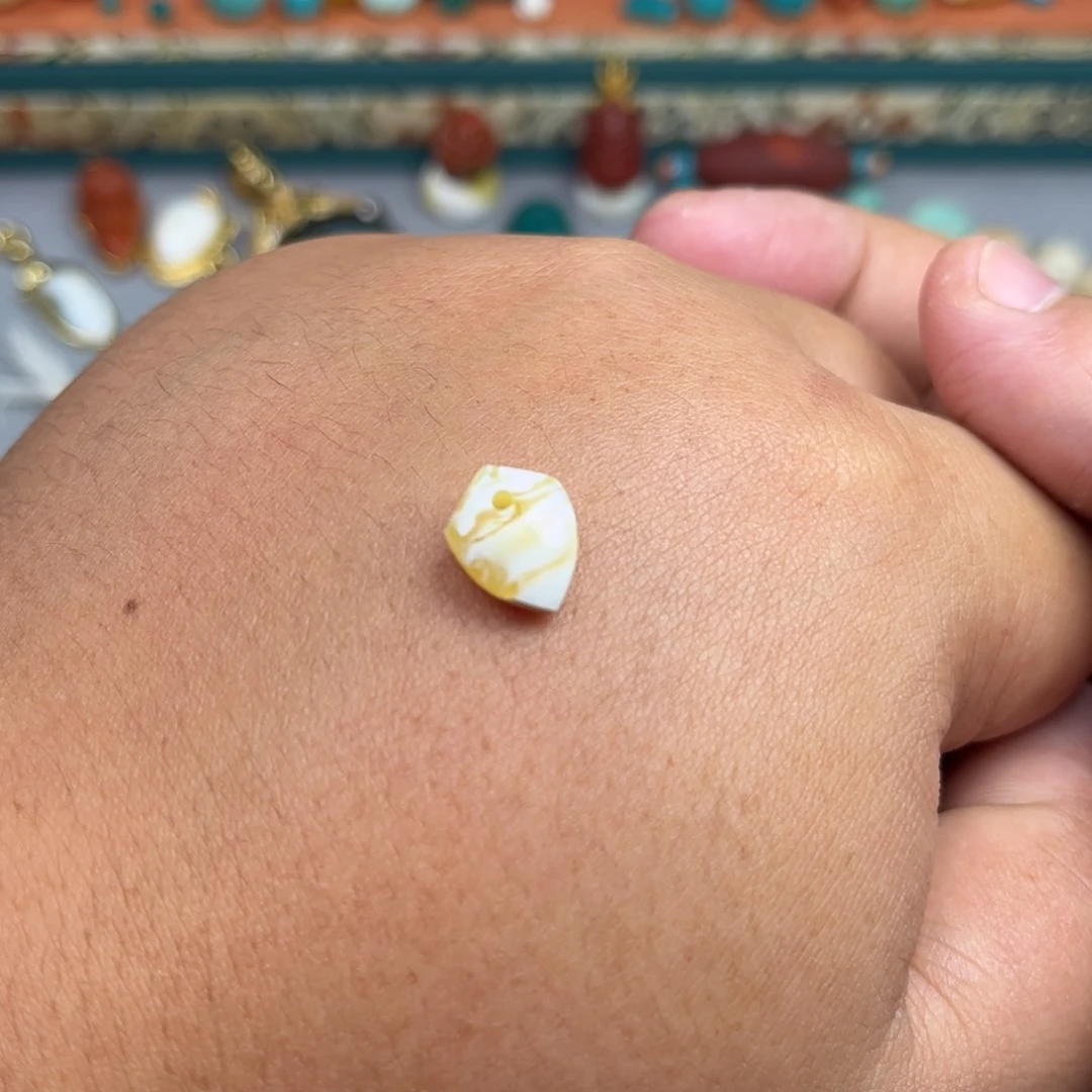 未镶嵌琥珀珠宝奇石28