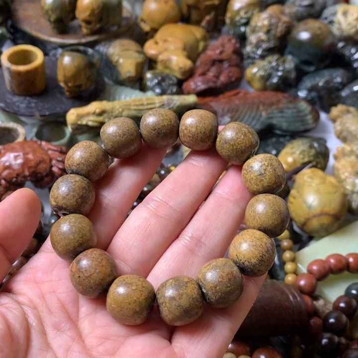 未镶嵌岫岩河磨玉（透闪石质玉）把件