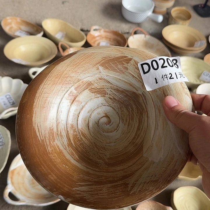 瓷片草帽碗一个装陶瓷碗