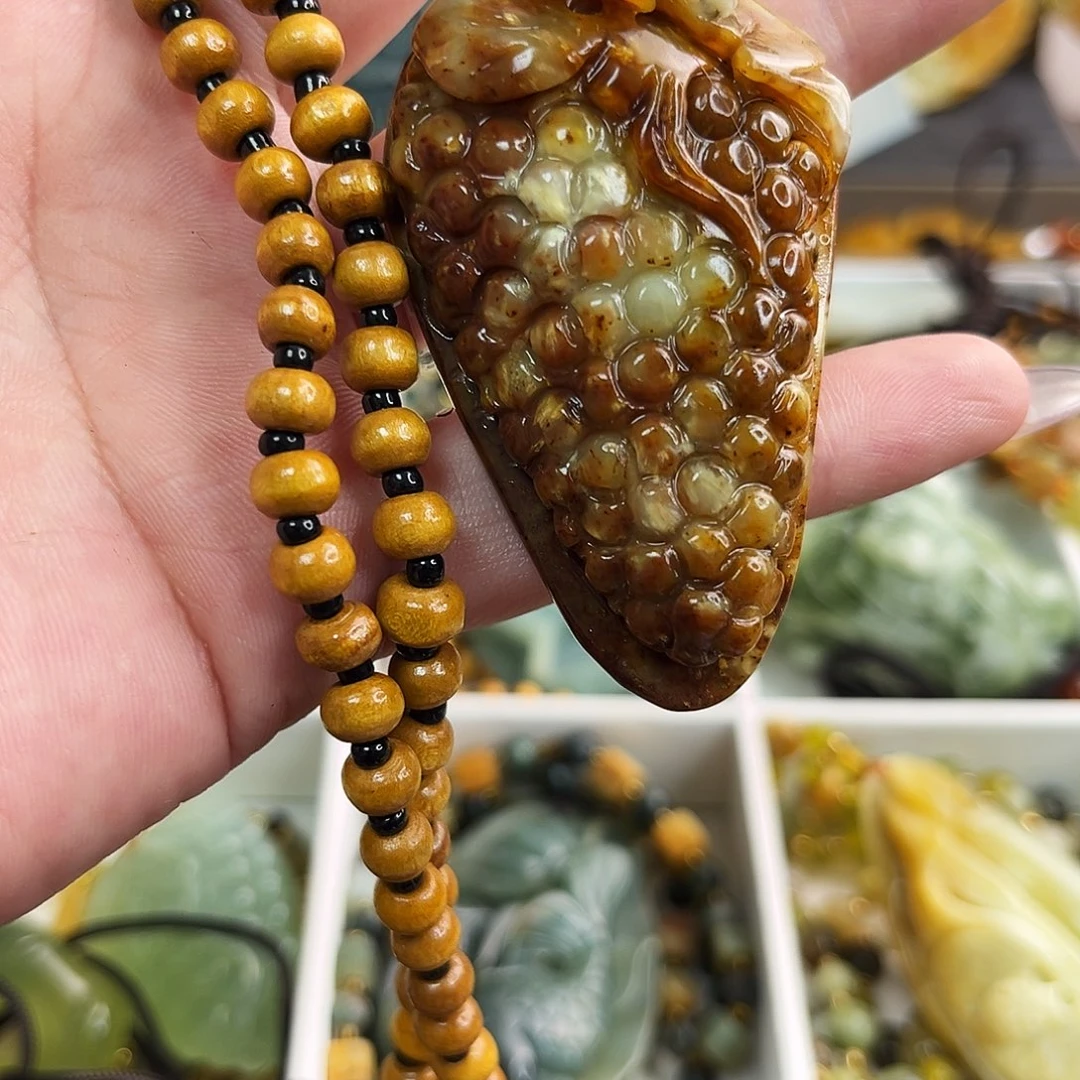 蛇纹石玉颈饰未镶嵌