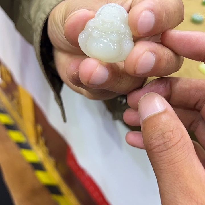王***森颈饰未镶嵌和田玉（糖玉）