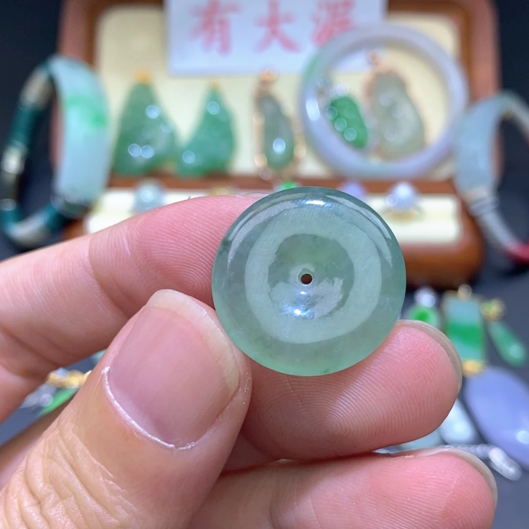 翡翠未镶嵌颈饰平安扣