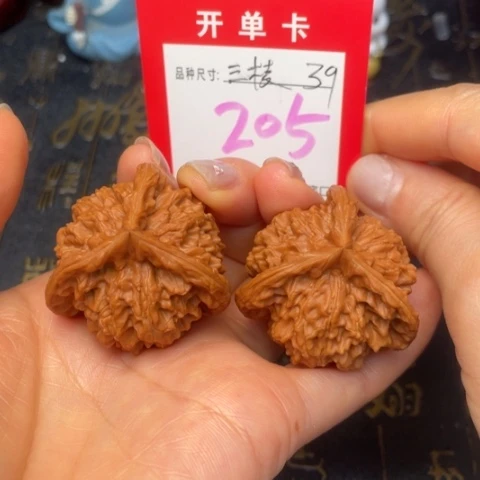 吊坠文玩核桃?**?文玩的好