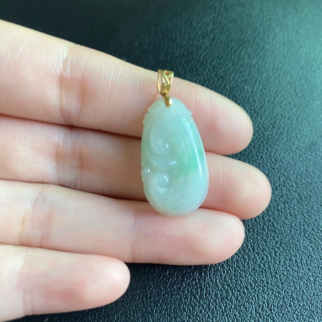 18K翡翠俏色如意吊坠颈饰精美镶嵌雕刻飘绿挂坠（随机发一个货）