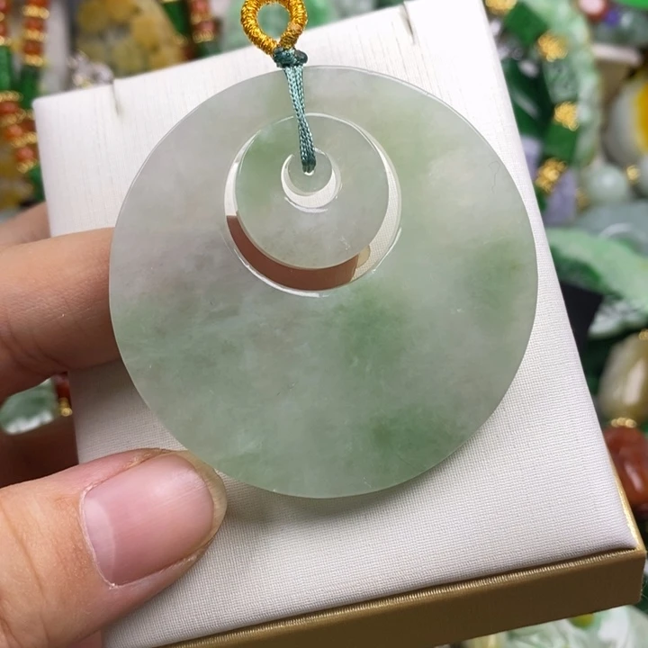 翡翠未镶嵌吊坠(赠链)