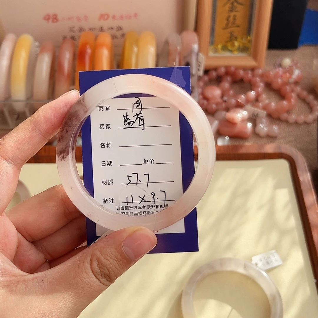 ****甜石英质玉未镶嵌手镯