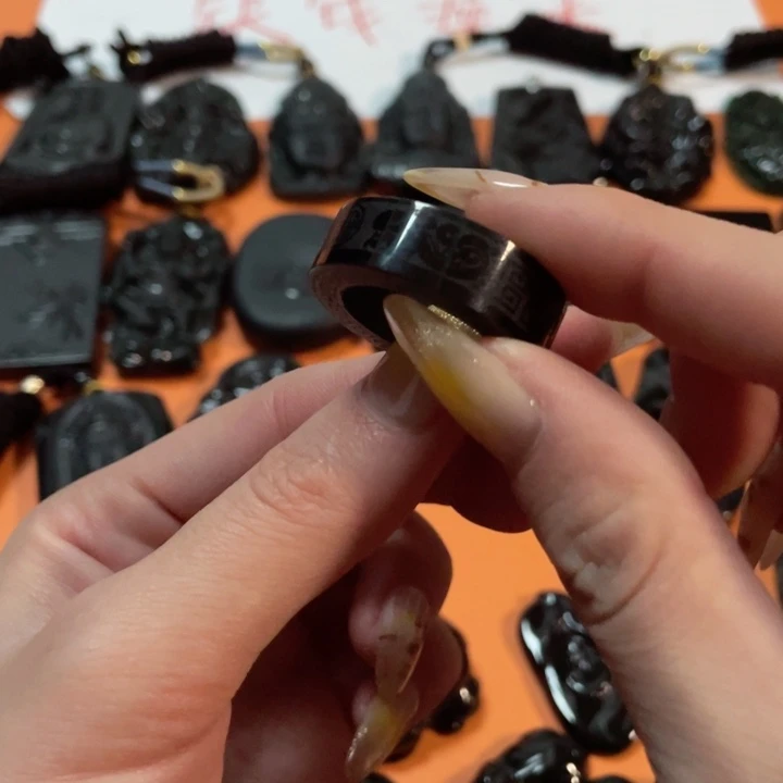 翡翠颈饰未镶嵌张**歌