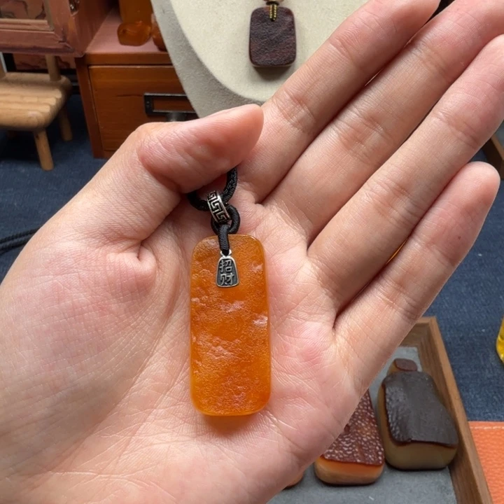 蜜蜡未镶嵌吊坠(赠链)
