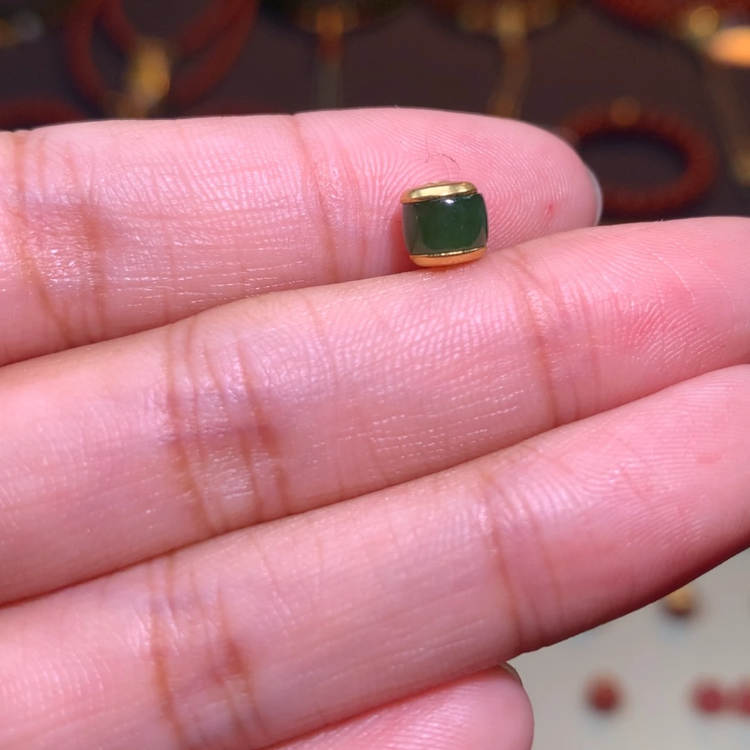 颈饰未镶嵌和田玉（碧玉）