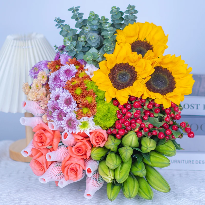 粉玫瑰1扎+香水百合1扎+红豆1扎+向日葵一扎+小雏菊一扎+配草5枝