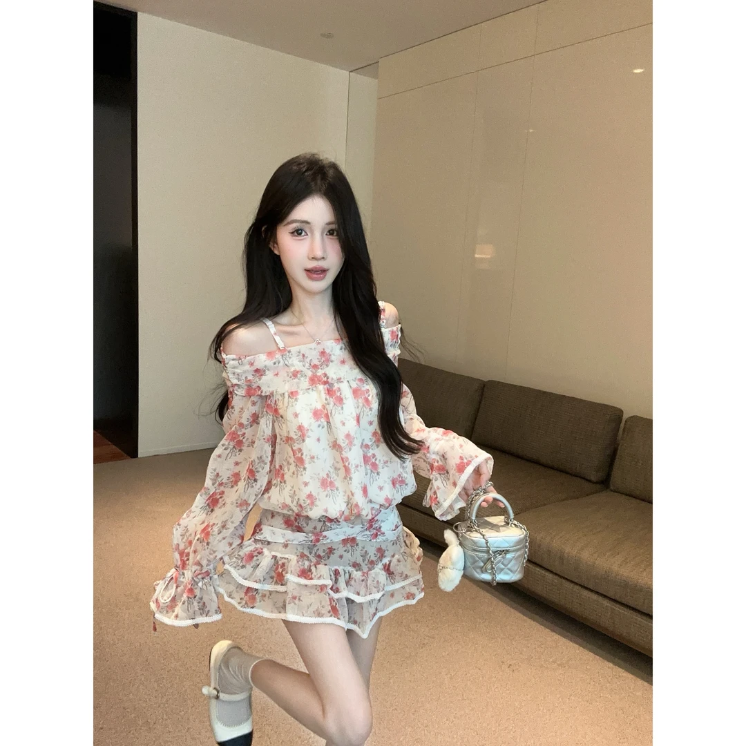 法式复古碎花一字肩吊带长袖连衣裙气质甜美温柔风收腰荷叶边短裙